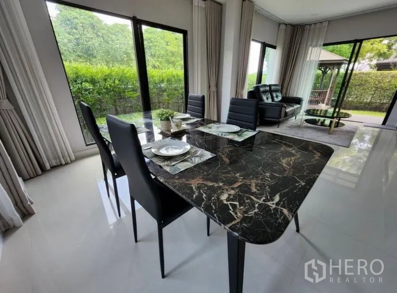 บ้าน ให้เช่าในPrawet, Bangkok - พื้นที่รับประทานอาหาร โต๊ะหินอ่อน รายล้อมด้วยหน้าต่างและวิวสวน