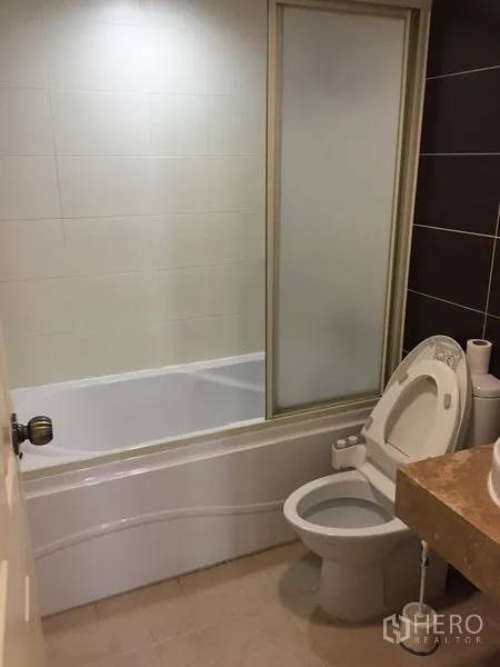 คอนโด ให้เช่าในWatthana, Bangkok - ห้องน้ำพร้อมอ่างอาบน้ำกั้นกระจก โถสุขภัณฑ์ และเคาน์เตอร์หิน