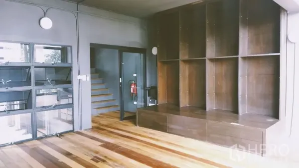 สำนักงานที่บ้าน ให้เช่าในChatuchak, Bangkok - พื้นที่ทำงานพื้นไม้ มีตู้บิลท์อินและประตูกระจกใกล้บันได