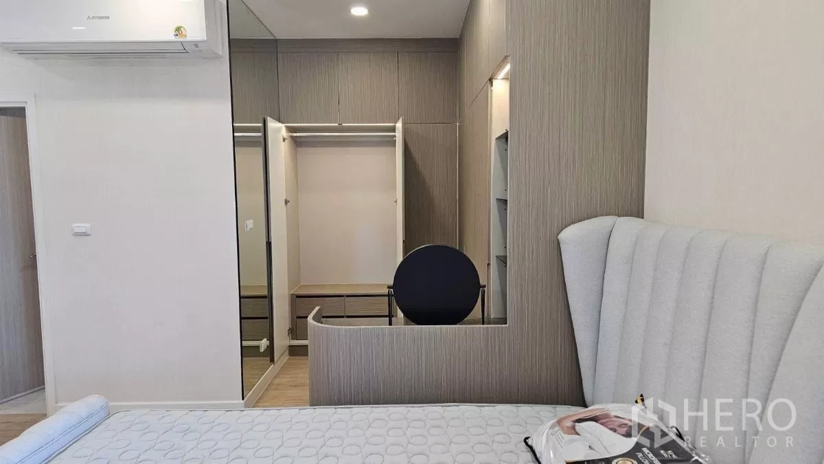 Detached House for rent in Bang Phli, Samut Prakan - Master suite dressing area with open wardrobes and vanity counter.