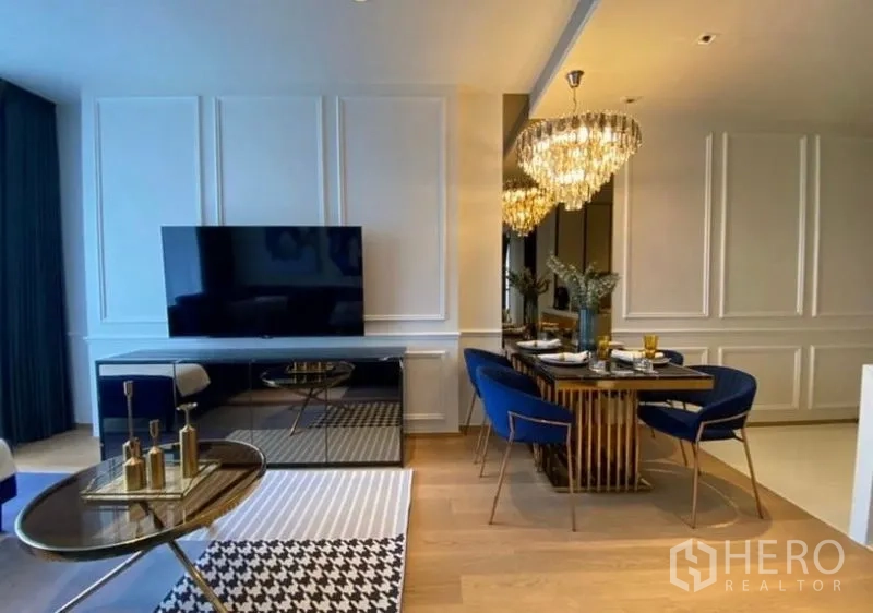 公寓 出租 - 客厅壁挂电视与餐区一体化布局，浅色木地板现代雅致。