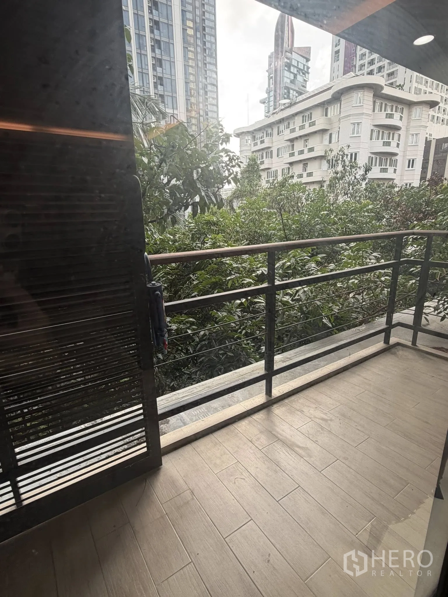 คอนโด for rent in Watthana, Bangkok - ระเบียงส่วนตัวพื้นลายไม้ มองเห็นต้นไม้และอาคารในเมือง