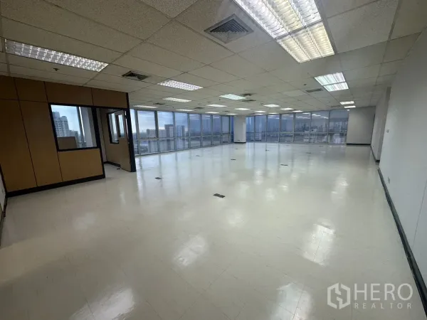 สำนักงาน ให้เช่า - พื้นที่สำนักงานแบบเปิด ผนังกระจกเต็มสูง มองเห็นวิวสกายไลน์ พร้อมไฟฝ้าเพดาน ย่านพระโขนง