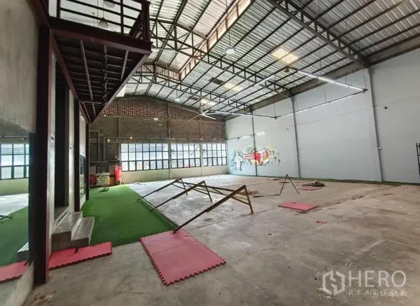 คลังสินค้า ให้เช่าในKhlong Toei, Bangkok - มุมกว้างโกดังเพดานสูง โครงเหล็ก เลนหญ้าเทียม และหน้าต่างบานใหญ่