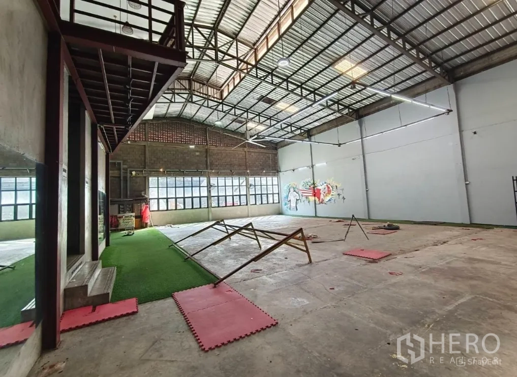 คลังสินค้า ให้เช่าในKhlong Toei, Bangkok - มุมกว้างโกดังเพดานสูง โครงเหล็ก เลนหญ้าเทียม และหน้าต่างบานใหญ่