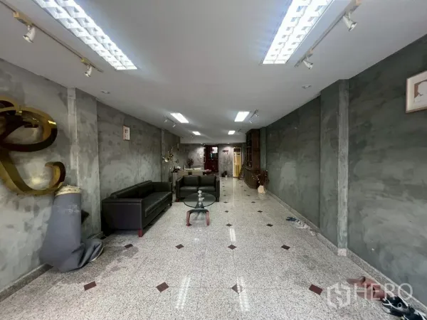 店屋 出租在Bang Rak, Bangkok - 独立长型开放式零售空间，顶灯、混凝土墙和座椅。