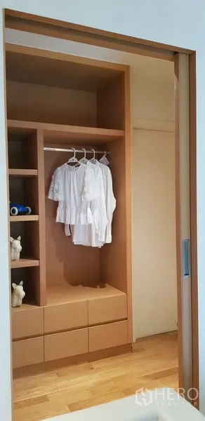公寓 出租在Khlong Toei, Bangkok - 木质嵌入式衣柜，带搁架、抽屉和推拉门。