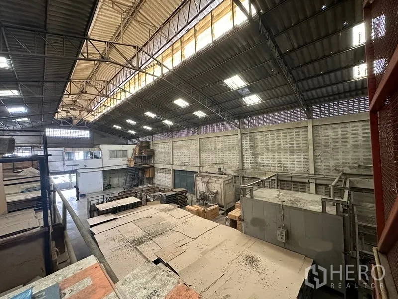 โรงงาน ให้เช่าในLam Luk Ka, Pathum Thani - มุมมองจากชั้นลอยลงสู่โถงโรงงานกว้าง