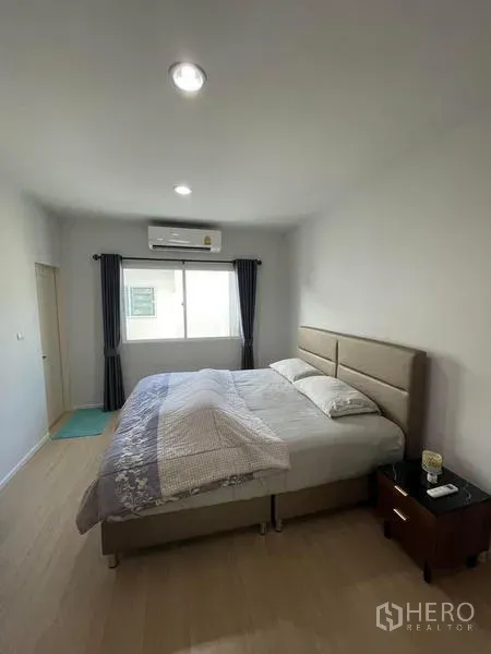 ทาวน์เฮาส์ ให้เช่าในSuan Luang, Bangkok - ห้องนอนหลักสว่าง เตียงคิง แอร์ หน้าต่าง และพื้นไม้โทนอ่อน
