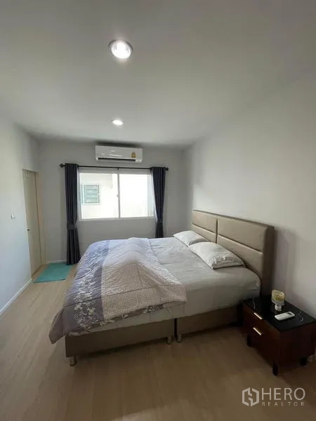 ทาวน์เฮาส์ ให้เช่าในSuan Luang, Bangkok - ห้องนอนหลักสว่าง เตียงคิง แอร์ หน้าต่าง และพื้นไม้โทนอ่อน