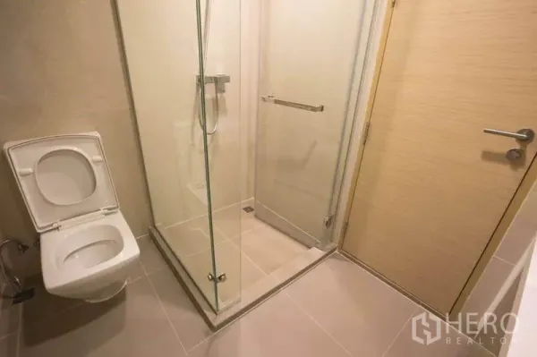 คอนโด ให้เช่าในWatthana, Bangkok - ห้องน้ำที่สองพร้อมห้องอาบน้ำกระจกและโถสุขภัณฑ์