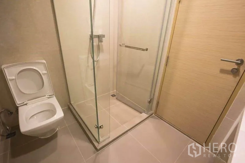 คอนโด ให้เช่าในWatthana, Bangkok - ห้องน้ำที่สองพร้อมห้องอาบน้ำกระจกและโถสุขภัณฑ์
