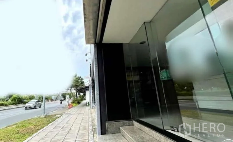 Retail Space for rent in Sathon, Bangkok - Street-level glass storefront with steps along a main road in Sathorn, Bangkok.
