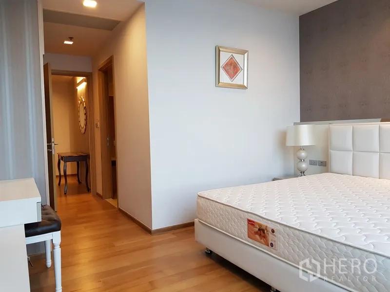 公寓 出租在Watthana, Bangkok - 卧室设软包床头、梳妆台与走廊入口