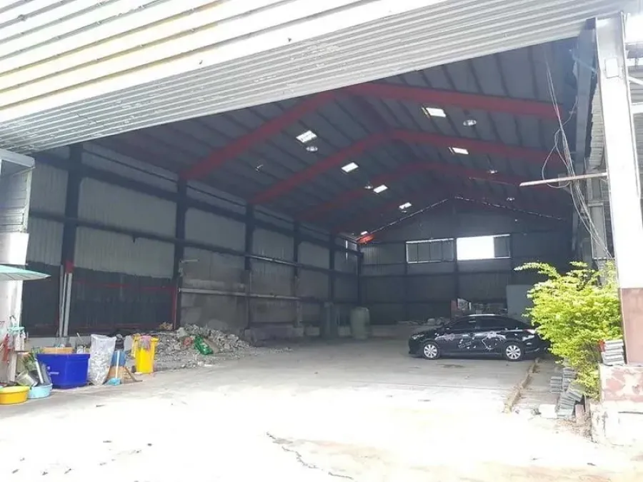 คลังสินค้า ให้เช่าในThung Khru, Bangkok - มุมมองด้านหน้าโกดัง ประตูบานเลื่อนสูง โถงกว้าง และที่จอดรถ