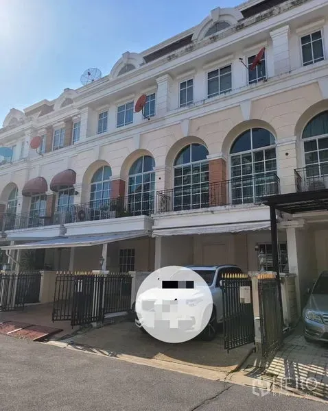 Townhouse for sale in Bang Kapi, Bangkok - Three-storey townhouse row with arched windows, balconies and gated parking on a quiet Bang Kapi street.