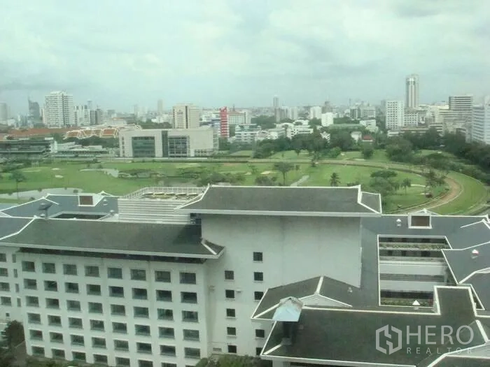 คอนโด ให้เช่าในPathum Wan, Bangkok - วิวชั้นสูงเห็นสนามกอล์ฟราชกรีฑาสโมสรและสกายไลน์กรุงเทพฯ จากคอนโดใกล้บีทีเอสราชดำริ