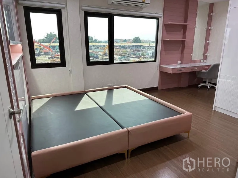 บ้าน ขายในSaphan Sung, Bangkok - ห้องนอนสว่าง หน้าต่างบานใหญ่ เตียงสีชมพูและโต๊ะทำงานมองเห็นวิวรอบบ้าน
