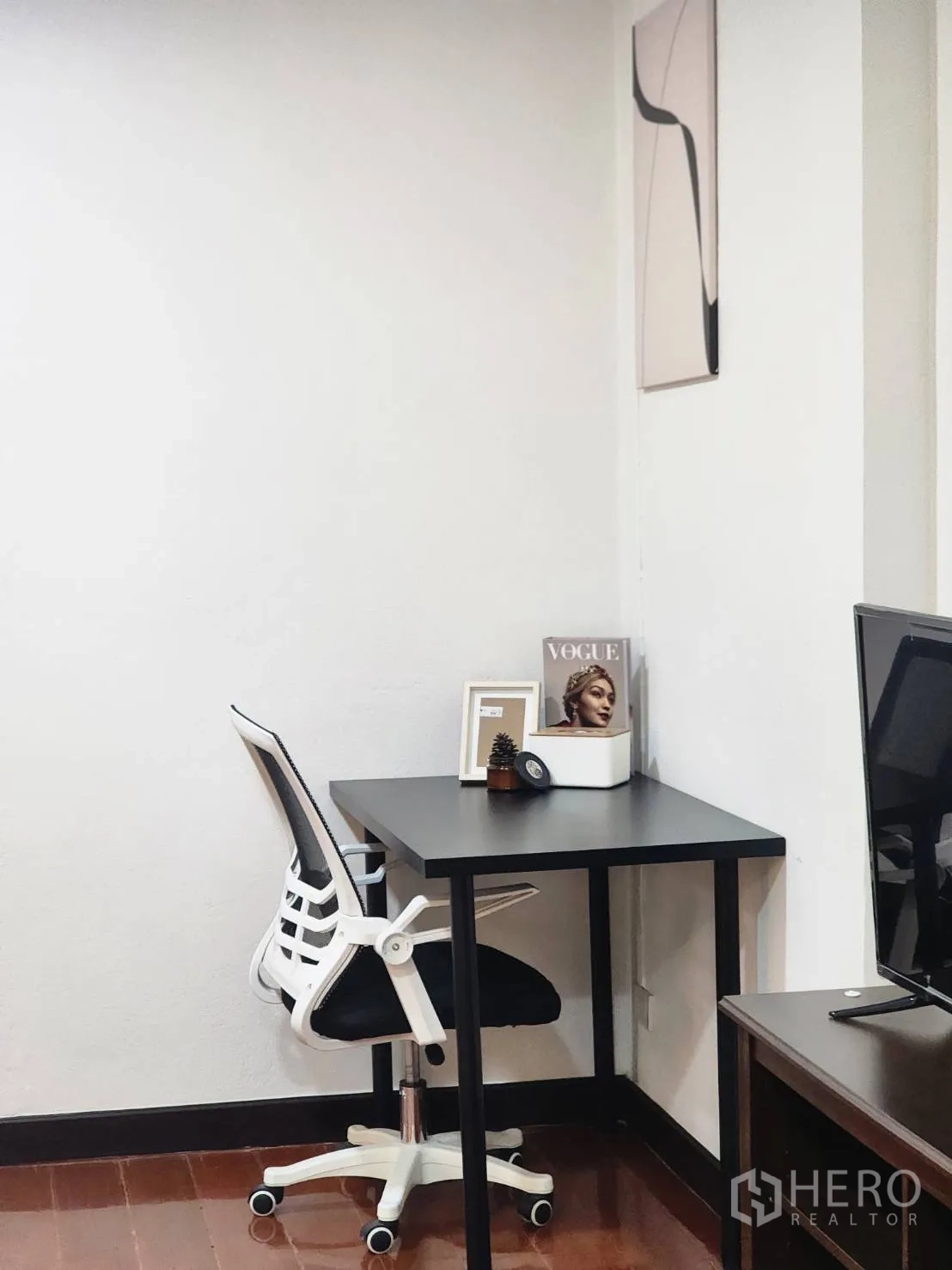 บ้านเดี่ยว for rent in Huai Khwang, Bangkok - มุมทำงานมินิมอล โต๊ะสีดำกับเก้าอี้ออฟฟิศ ใกล้ชั้นวางทีวี