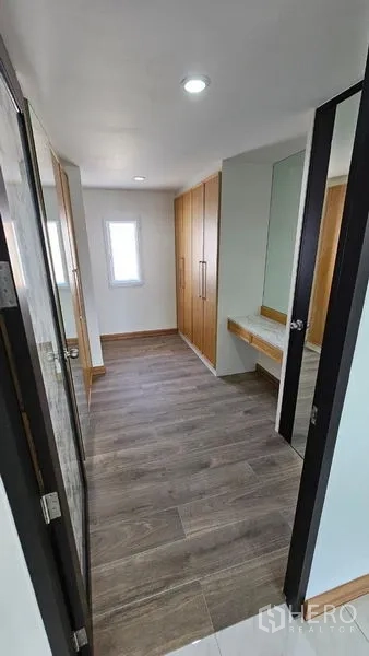 สำนักงานที่บ้าน ให้เช่าในBang Na, Bangkok - โถงพร้อมตู้บิลท์อินไม้และโต๊ะแต่งตัว