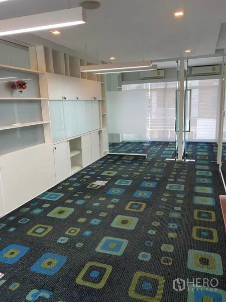 สำนักงานที่บ้าน ให้เช่าในWang Thonglang, Bangkok - สำนักงานแบบเปิด ปูพรมลายสีสัน ตู้เก็บของบิลท์อิน และผนังกระจก
