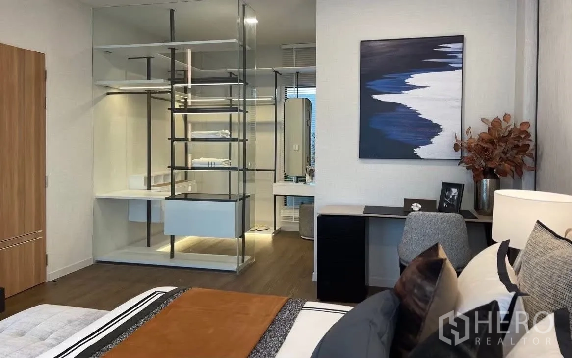 Detached House for rent in Bang Phli, Samut Prakan - Spacious master bedroom featuring glass-walled walk-in closet and work desk.