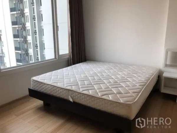 คอนโด ให้เช่าในKhlong Toei, Bangkok - ห้องนอนโปร่ง พร้อมหน้าต่างบานใหญ่ เตียงควีนและวิวเมือง