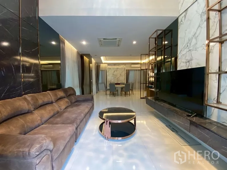 บ้าน ให้เช่าในPrawet, Bangkok - โถงนั่งเล่นเชื่อมพื้นที่รับประทานอาหาร พื้นกระเบื้องเงางามและผนังทีวี