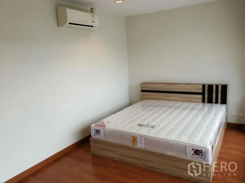 ทาวน์เฮาส์ ให้เช่าในPhasi Charoen, Bangkok - ห้องนอนติดแอร์พร้อมเตียงขนาดใหญ่และไฟดาวน์ไลท์