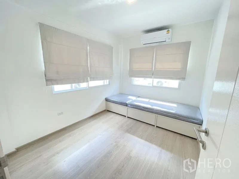 联排别墅 出租在Prawet, Bangkok - 第三卧或多功能室，窗边长凳、百褶帘与空调。