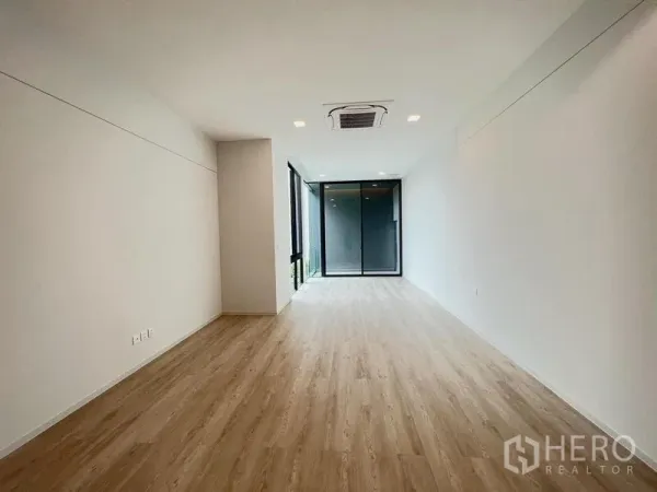 บ้าน ให้เช่าหรือขายในSaphan Sung, Bangkok - ห้องโล่งสว่างพื้นไม้โทนอ่อนพร้อมประตูกระจกบานเลื่อน