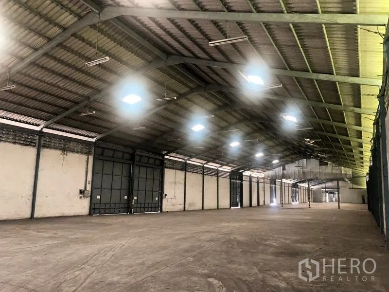 货栈 出租在Bang Pa-in, Phra Nakhon Si Ayutthaya - 仓库内部空间宽敞，高钢结构屋顶，采光窗明亮，设大型推拉门。