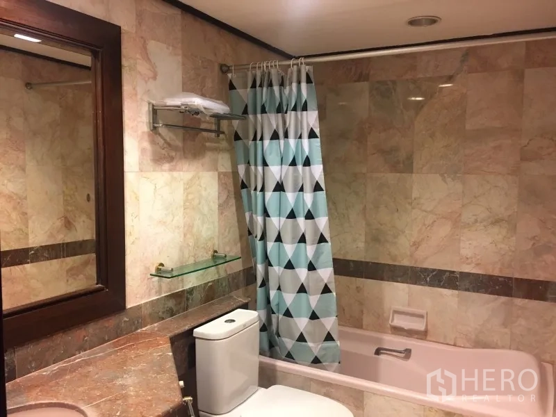 คอนโด ให้เช่าหรือขายในWatthana, Bangkok - ห้องน้ำกรุหินอ่อน พร้อมอ่างอาบน้ำ กระจกบานใหญ่ และโถสุขภัณฑ์