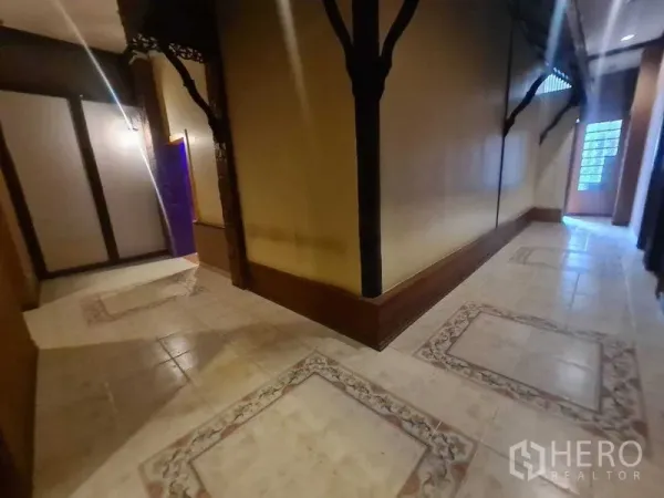 พื้นที่ขายปลีก ให้เช่าในWatthana, Bangkok - โถงทางเดินยาว พื้นลายกรอบกระเบื้อง คิ้วไม้ และประตูกระจกบล็อกปลายทาง