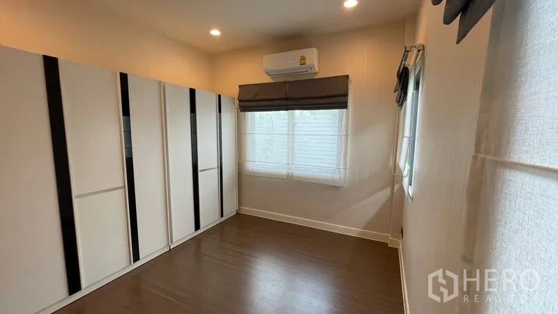 บ้าน ให้เช่าในBang Kapi, Bangkok - ห้องสว่าง ตู้เสื้อผ้าหลายบาน แอร์และหน้าต่างพร้อมมู่ลี่