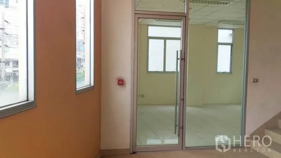 สำนักงาน ให้เช่าในPhra Khanong, Bangkok - โถงอาคารพร้อมประตูกระจกเข้าสู่ยูนิตสำนักงานที่สว่าง