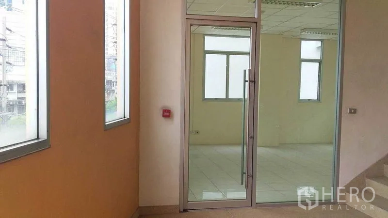 สำนักงาน ให้เช่าในPhra Khanong, Bangkok - โถงอาคารพร้อมประตูกระจกเข้าสู่ยูนิตสำนักงานที่สว่าง