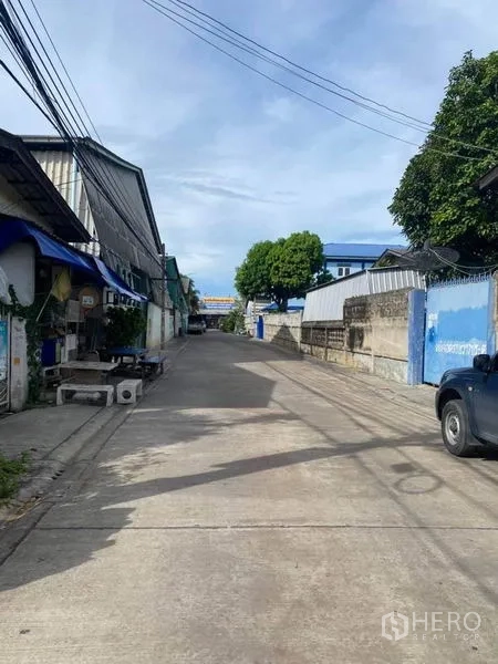 工厂 出售在Bang Khun Thian, Bangkok - 安静的工业巷道，混凝土路面，两侧仓库与树木