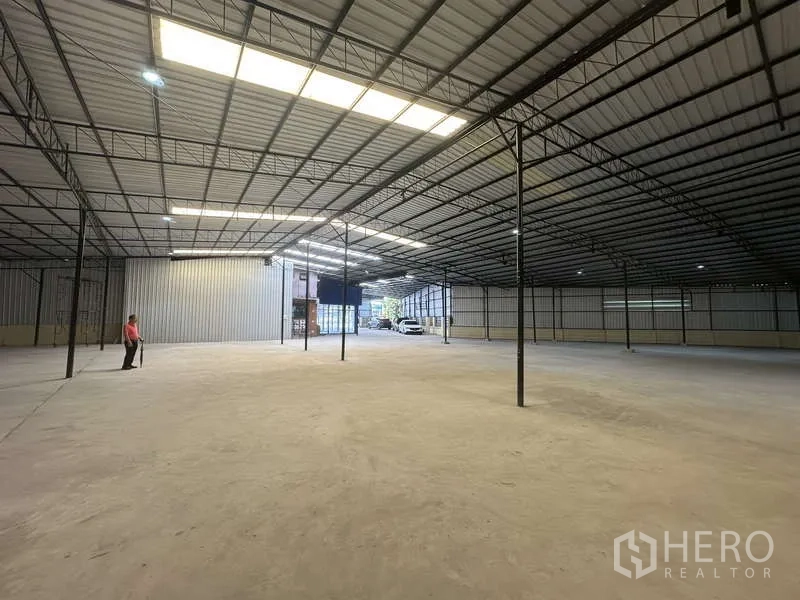 Warehouse for rent in Pak Kret, Nonthaburi - Expansive warehouse bay with high roof, central skylights, and wide circulation space.
