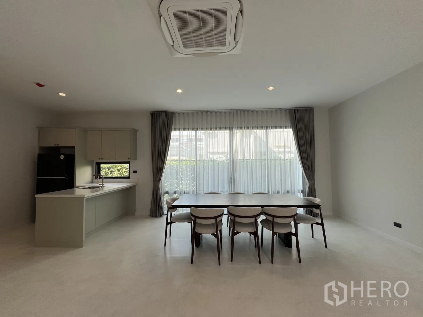 บ้านเดี่ยว for rent in Bang Phli, Samut Prakan - โซนทานอาหารกับแพนทรี่ โต๊ะยาวและแสงธรรมชาติผ่านผ้าม่าน