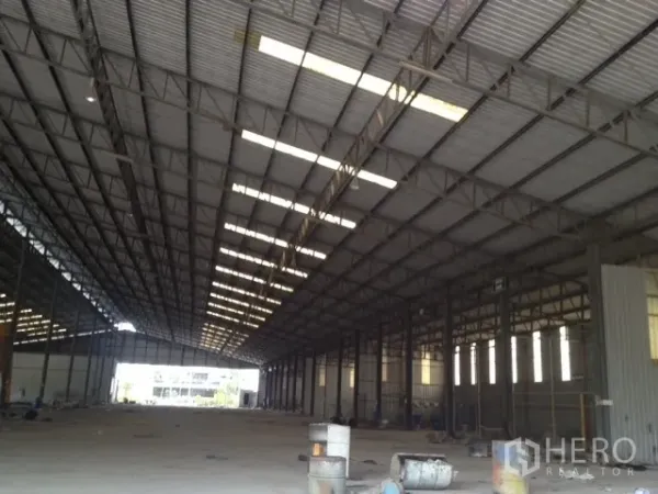 คลังสินค้า ให้เช่าในMueang Chon Buri, Chon Buri - ฮอลล์โกดังช่วงเสากว้าง โครงสร้างเหล็ก หลังคาระบายอากาศ พร้อมพื้นที่ทำงานกว้างขวาง