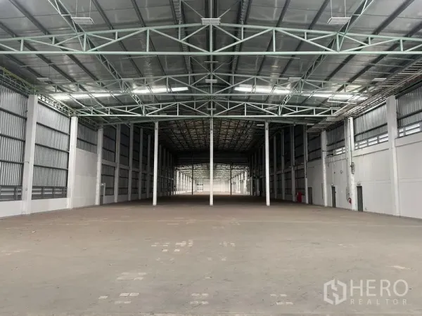 工厂 出租在Bang Sao Thong, Samut Prakan - 深进式仓库大厅，高净空，屋面采光带