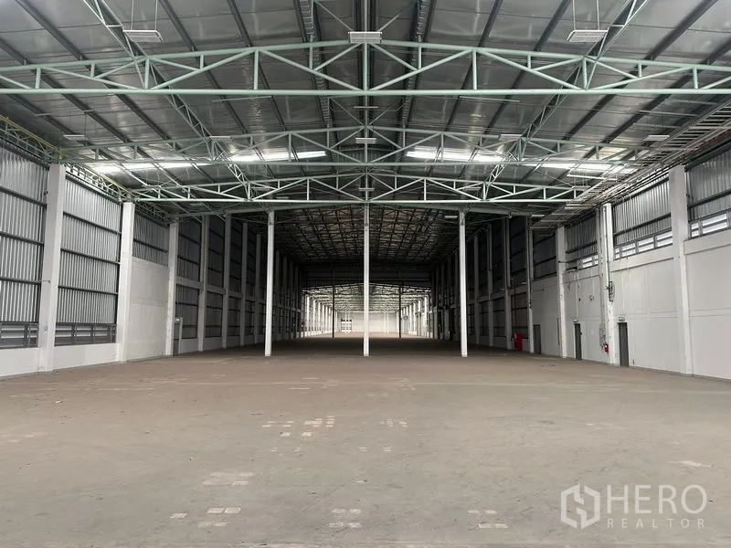 工厂 出租在Bang Sao Thong, Samut Prakan - 深进式仓库大厅，高净空，屋面采光带