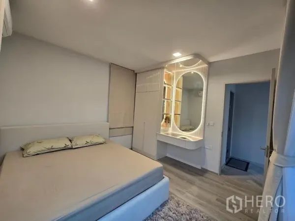 独立式住宅 出租在Bang Phli, Samut Prakan - 温馨卧室，内置带灯梳妆台与衣柜，木质地板。