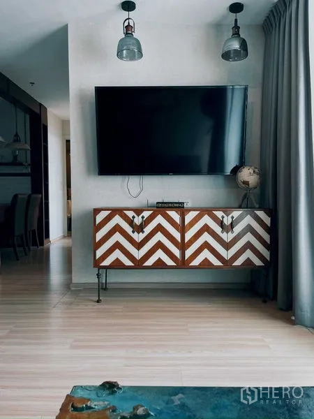 公寓 出租在Suan Luang, Bangkok - 客厅墙面悬挂电视，下方人字纹边柜