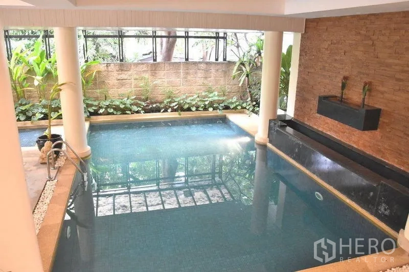 房间 出租在Sathon, Bangkok - 室内游泳池，设水景与花园边饰。