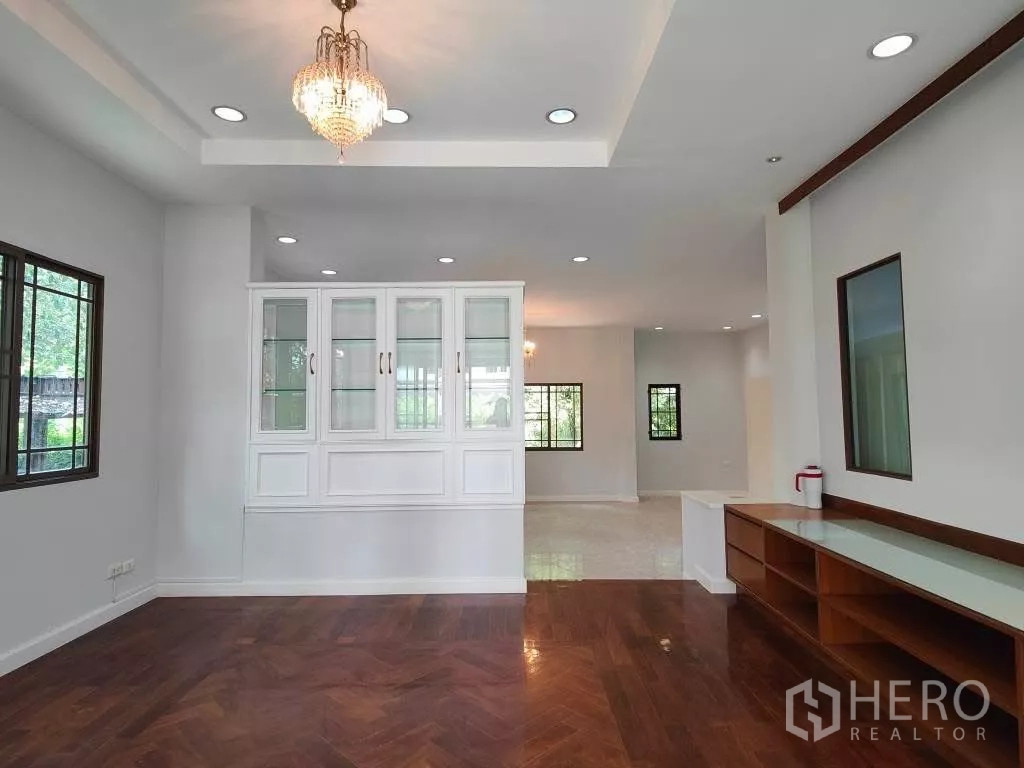 独立式住宅 出租或出售在Mueang Nonthaburi, Nonthaburi - 开放式起居区，白色内置展示柜与筒灯照明。