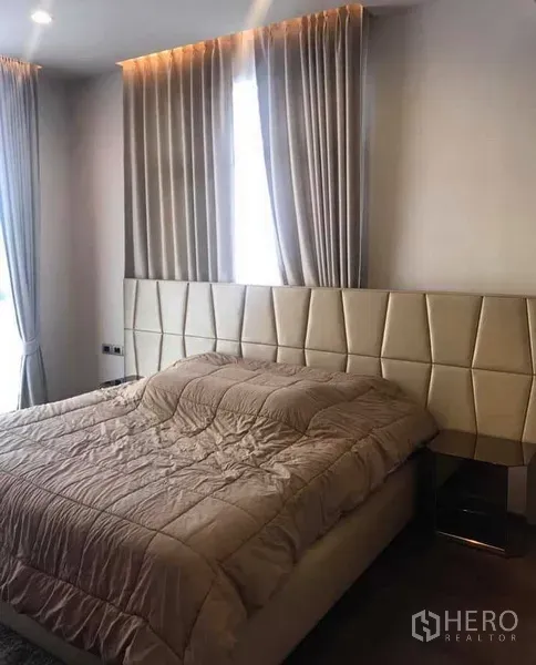 公寓 出租或出售在Watthana, Bangkok - 主卧配软包床头、氛围灯与高挑窗帘。