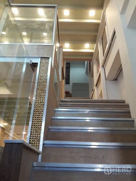 店屋 出租在Phra Nakhon, Bangkok - 木质楼梯配玻璃栏杆与吸顶灯的走廊