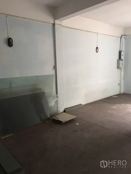 อาคารพาณิชย์ ให้เช่าในKhlong Toei, Bangkok - ห้องว่างพื้นคอนกรีต ผนังเรียบและตู้ไฟด้านข้าง